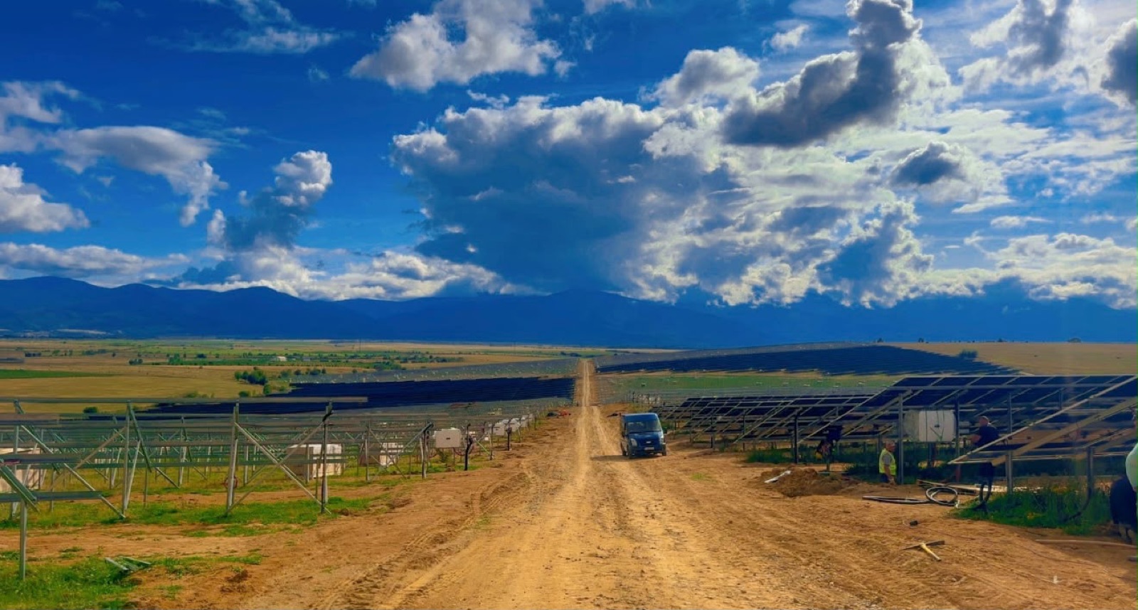 Vedere aeriană a unui parc fotovoltaic în construcție